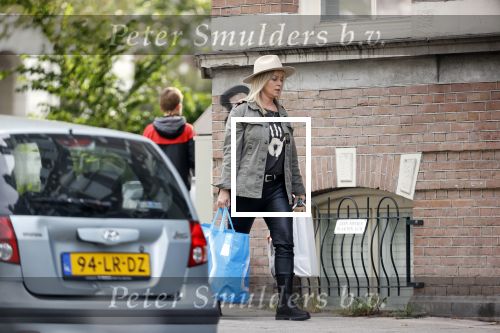 Amsterdam 30 september 2020
Bridget Maasland arriveert met haar zoon Mees  bij haar huis