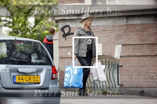 Amsterdam 30 september 2020
Bridget Maasland arriveert met haar zoon Mees  bij haar huis