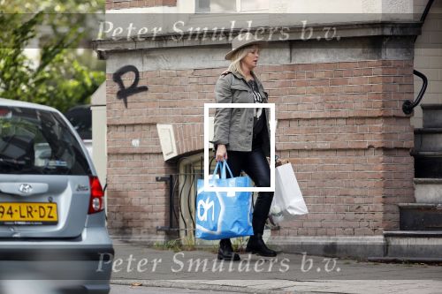 Amsterdam 30 september 2020
Bridget Maasland arriveert met haar zoon Mees  bij haar huis