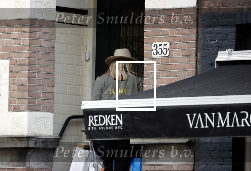 Amsterdam 30 september 2020
Bridget Maasland arriveert met haar zoon Mees  bij haar huis