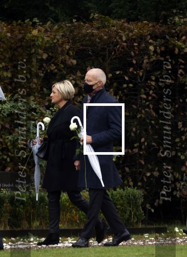 Naarden 8 oktober 2020
Begrafenis Jan des Bouvrie  op algemene begraafplaats Nieuw Valkeveen.
Caroline Tensen met haar man Ernst Jan Smids