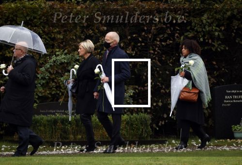 Naarden 8 oktober 2020
Begrafenis Jan des Bouvrie  op algemene begraafplaats Nieuw Valkeveen.
Caroline Tensen met haar man Ernst Jan Smids