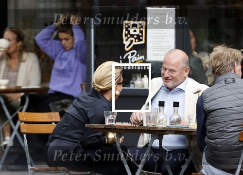 Amsterdam 23 september 2020
Connie Witteman met haar ex vriend Frans v Maarschalkerwaart op terras op de cornelis schuytstraat