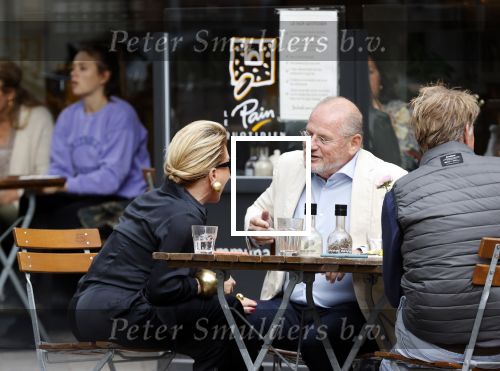 Amsterdam 23 september 2020
Connie Witteman met haar ex vriend Frans v Maarschalkerwaart op terras op de cornelis schuytstraat