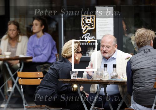 Amsterdam 23 september 2020
Connie Witteman met haar ex vriend Frans v Maarschalkerwaart op terras op de cornelis schuytstraat