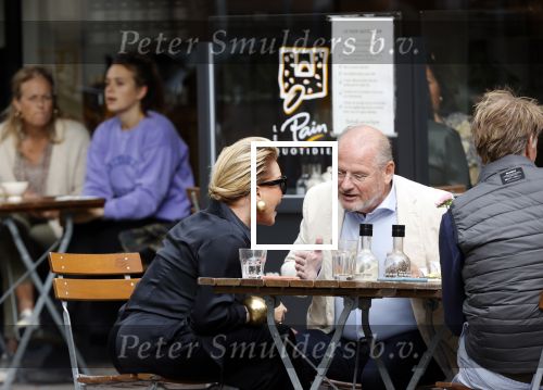 Amsterdam 23 september 2020
Connie Witteman met haar ex vriend Frans v Maarschalkerwaart op terras op de cornelis schuytstraat
