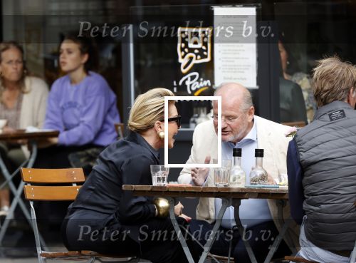 Amsterdam 23 september 2020
Connie Witteman met haar ex vriend Frans v Maarschalkerwaart op terras op de cornelis schuytstraat