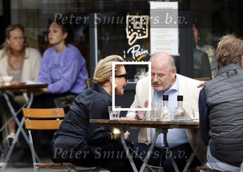 Amsterdam 23 september 2020
Connie Witteman met haar ex vriend Frans v Maarschalkerwaart op terras op de cornelis schuytstraat