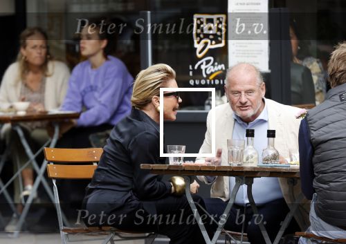 Amsterdam 23 september 2020
Connie Witteman met haar ex vriend Frans v Maarschalkerwaart op terras op de cornelis schuytstraat