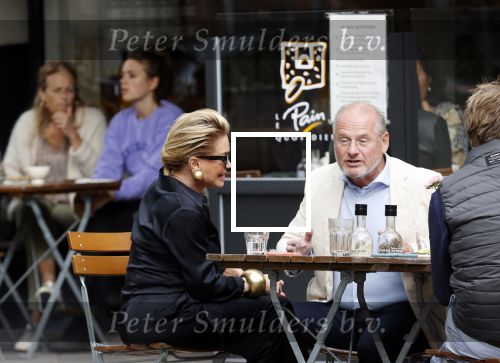 Amsterdam 23 september 2020
Connie Witteman met haar ex vriend Frans v Maarschalkerwaart op terras op de cornelis schuytstraat