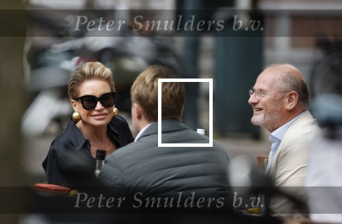 Amsterdam 23 september 2020
Connie Witteman met haar ex vriend Frans v Maarschalkerwaart op terras op de cornelis schuytstraat