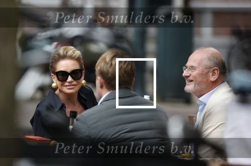 Amsterdam 23 september 2020
Connie Witteman met haar ex vriend Frans v Maarschalkerwaart op terras op de cornelis schuytstraat