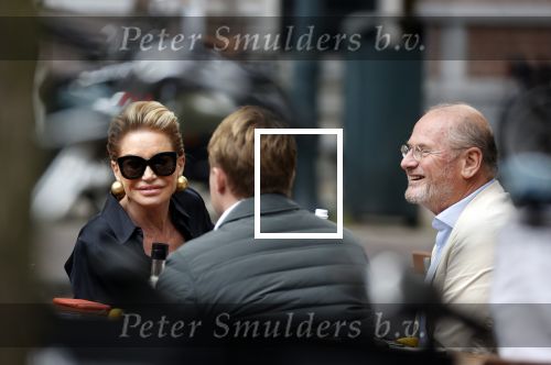 Amsterdam 23 september 2020
Connie Witteman met haar ex vriend Frans v Maarschalkerwaart op terras op de cornelis schuytstraat