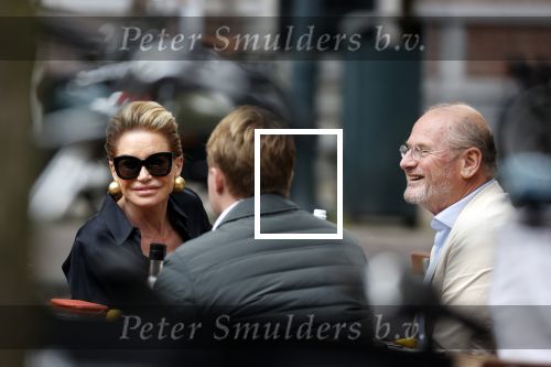 Amsterdam 23 september 2020
Connie Witteman met haar ex vriend Frans v Maarschalkerwaart op terras op de cornelis schuytstraat
