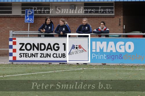 Amsterdam 4 oktober 2020
Jeugdvoetbal bij vv de Dijk met oa reclame borden van patrick Kluivert en Ruud Krol. Er is bijna geen publiek ivm de corona maatregelen