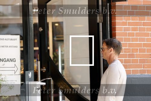 Amsterdam 24 september 2020
Frank de Boer doet boodschappen in Amsterdam zuid. Hij rijdt nog in een mercedes met een USA kenteken