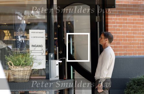 Amsterdam 24 september 2020
Frank de Boer doet boodschappen in Amsterdam zuid. Hij rijdt nog in een mercedes met een USA kenteken