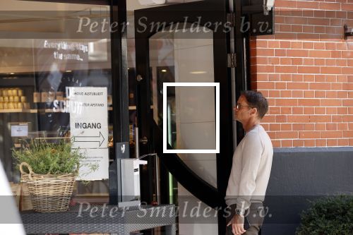 Amsterdam 24 september 2020
Frank de Boer doet boodschappen in Amsterdam zuid. Hij rijdt nog in een mercedes met een USA kenteken