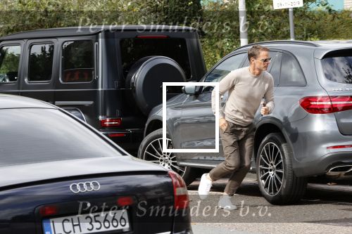 Amsterdam 24 september 2020
Frank de Boer doet boodschappen in Amsterdam zuid. Hij rijdt nog in een mercedes met een USA kenteken