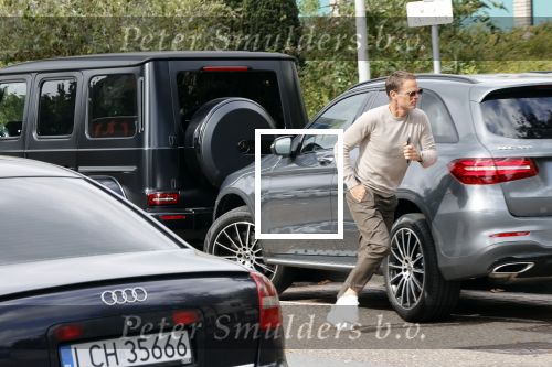 Amsterdam 24 september 2020
Frank de Boer doet boodschappen in Amsterdam zuid. Hij rijdt nog in een mercedes met een USA kenteken