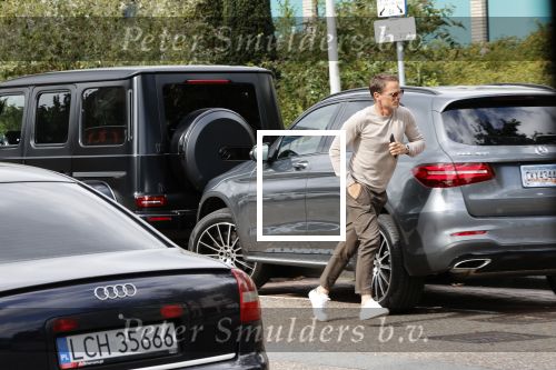 Amsterdam 24 september 2020
Frank de Boer doet boodschappen in Amsterdam zuid. Hij rijdt nog in een mercedes met een USA kenteken
