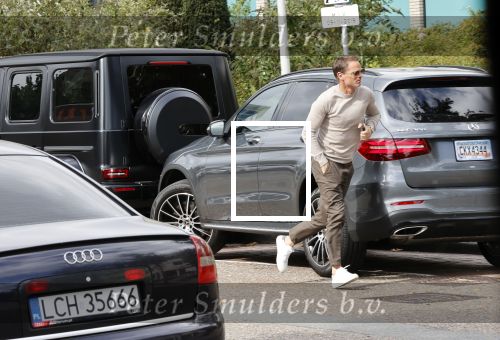 Amsterdam 24 september 2020
Frank de Boer doet boodschappen in Amsterdam zuid. Hij rijdt nog in een mercedes met een USA kenteken
