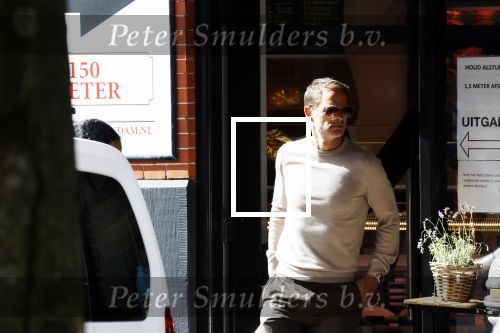 Amsterdam 24 september 2020
Frank de Boer doet boodschappen in Amsterdam zuid. Hij rijdt nog in een mercedes met een USA kenteken