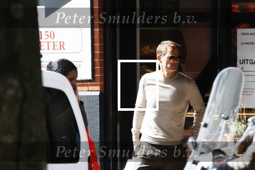 Amsterdam 24 september 2020
Frank de Boer doet boodschappen in Amsterdam zuid. Hij rijdt nog in een mercedes met een USA kenteken