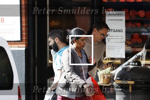Amsterdam 24 september 2020
Frank de Boer doet boodschappen in Amsterdam zuid. Hij rijdt nog in een mercedes met een USA kenteken