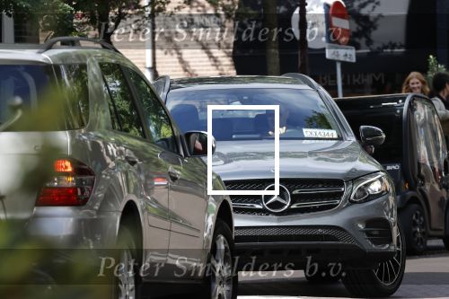 Amsterdam 24 september 2020
Frank de Boer doet boodschappen in Amsterdam zuid. Hij rijdt nog in een mercedes met een USA kenteken