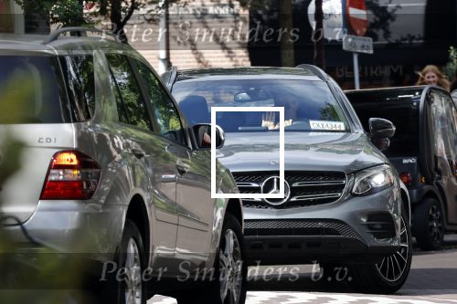 Amsterdam 24 september 2020
Frank de Boer doet boodschappen in Amsterdam zuid. Hij rijdt nog in een mercedes met een USA kenteken