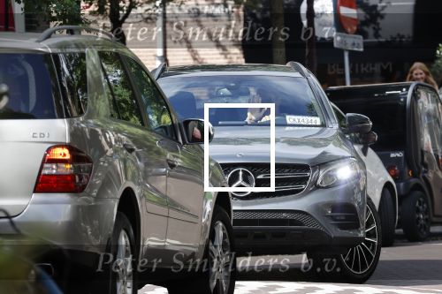 Amsterdam 24 september 2020
Frank de Boer doet boodschappen in Amsterdam zuid. Hij rijdt nog in een mercedes met een USA kenteken