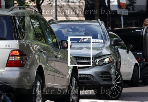 Amsterdam 24 september 2020
Frank de Boer doet boodschappen in Amsterdam zuid. Hij rijdt nog in een mercedes met een USA kenteken
