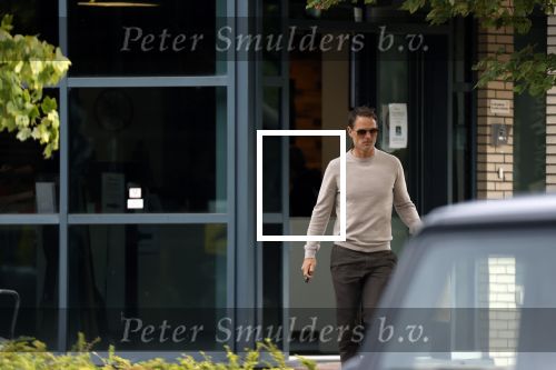 Amsterdam 24 september 2020
Frank de Boer doet boodschappen in Amsterdam zuid. Hij rijdt nog in een mercedes met een USA kenteken