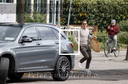 Amsterdam 24 september 2020
Frank de Boer doet boodschappen in Amsterdam zuid. Hij rijdt nog in een mercedes met een USA kenteken