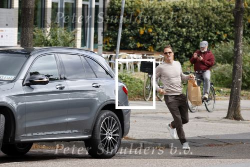 Amsterdam 24 september 2020
Frank de Boer doet boodschappen in Amsterdam zuid. Hij rijdt nog in een mercedes met een USA kenteken