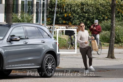Amsterdam 24 september 2020
Frank de Boer doet boodschappen in Amsterdam zuid. Hij rijdt nog in een mercedes met een USA kenteken