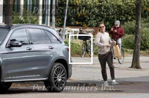 Amsterdam 24 september 2020
Frank de Boer doet boodschappen in Amsterdam zuid. Hij rijdt nog in een mercedes met een USA kenteken