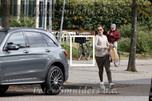 Amsterdam 24 september 2020
Frank de Boer doet boodschappen in Amsterdam zuid. Hij rijdt nog in een mercedes met een USA kenteken