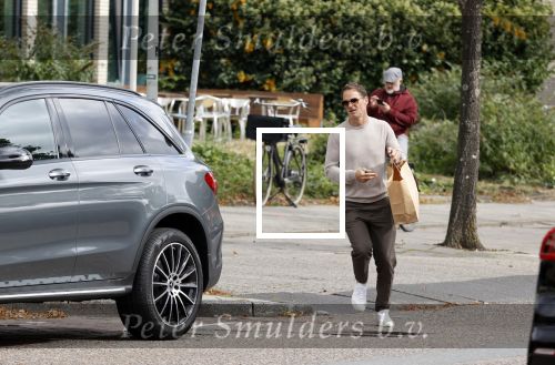 Amsterdam 24 september 2020
Frank de Boer doet boodschappen in Amsterdam zuid. Hij rijdt nog in een mercedes met een USA kenteken