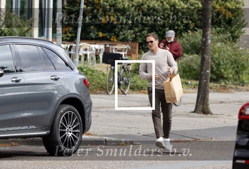 Amsterdam 24 september 2020
Frank de Boer doet boodschappen in Amsterdam zuid. Hij rijdt nog in een mercedes met een USA kenteken