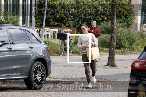 Amsterdam 24 september 2020
Frank de Boer doet boodschappen in Amsterdam zuid. Hij rijdt nog in een mercedes met een USA kenteken