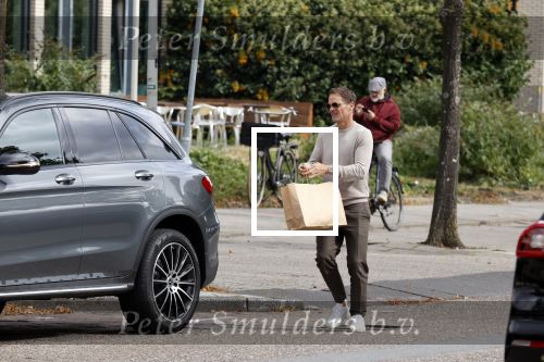 Amsterdam 24 september 2020
Frank de Boer doet boodschappen in Amsterdam zuid. Hij rijdt nog in een mercedes met een USA kenteken