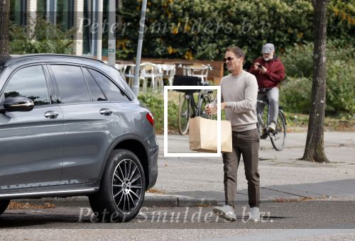 Amsterdam 24 september 2020
Frank de Boer doet boodschappen in Amsterdam zuid. Hij rijdt nog in een mercedes met een USA kenteken