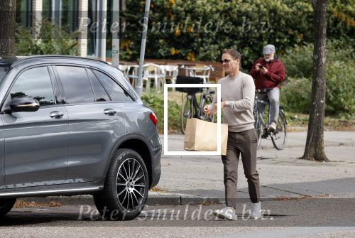 Amsterdam 24 september 2020
Frank de Boer doet boodschappen in Amsterdam zuid. Hij rijdt nog in een mercedes met een USA kenteken