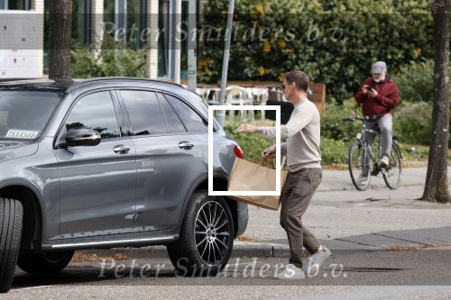 Amsterdam 24 september 2020
Frank de Boer doet boodschappen in Amsterdam zuid. Hij rijdt nog in een mercedes met een USA kenteken