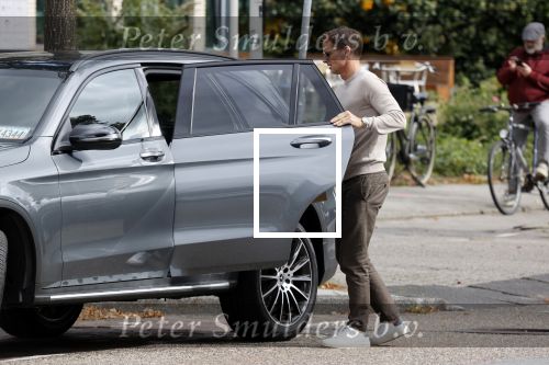 Amsterdam 24 september 2020
Frank de Boer doet boodschappen in Amsterdam zuid. Hij rijdt nog in een mercedes met een USA kenteken