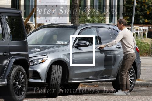 Amsterdam 24 september 2020
Frank de Boer doet boodschappen in Amsterdam zuid. Hij rijdt nog in een mercedes met een USA kenteken