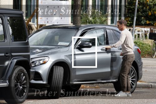 Amsterdam 24 september 2020
Frank de Boer doet boodschappen in Amsterdam zuid. Hij rijdt nog in een mercedes met een USA kenteken