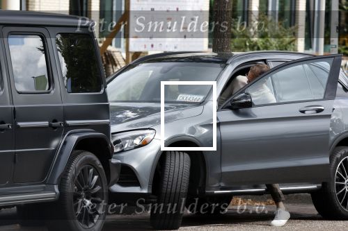 Amsterdam 24 september 2020
Frank de Boer doet boodschappen in Amsterdam zuid. Hij rijdt nog in een mercedes met een USA kenteken